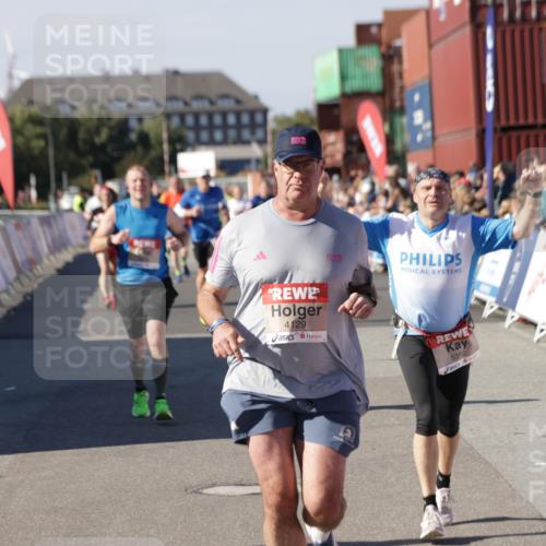 03.10.2025 - Köhlbrandbrückenlauf Jannik Wohlers http://msf.ph/oto/9053216 03.10.2025 13:09:24 Ziel 4129, 4134, 4212, 4334, 4681, 5061, 5352, 5740, 6037, 6062, 6349, 6661, 6743 meine-sportfotos.de