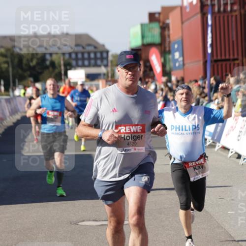 03.10.2025 - Köhlbrandbrückenlauf Jannik Wohlers http://msf.ph/oto/9053224 03.10.2025 13:09:24 Ziel 4129, 4134, 4212, 4334, 4681, 5061, 5352, 5740, 6037, 6062, 6349, 6661, 6743 meine-sportfotos.de
