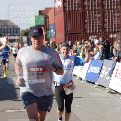 03.10.2025 - Köhlbrandbrückenlauf Jannik Wohlers http://msf.ph/oto/9053233 03.10.2025 13:09:24 Ziel 4129, 4134, 4212, 4334, 4681, 5061, 5352, 5740, 6037, 6062, 6349, 6661, 6743 meine-sportfotos.de
