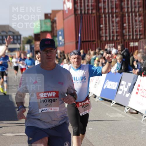 03.10.2025 - Köhlbrandbrückenlauf Jannik Wohlers http://msf.ph/oto/9053251 03.10.2025 13:09:24 Ziel 4129, 4134, 4212, 4334, 4681, 5061, 5352, 5740, 6037, 6062, 6349, 6661, 6743 meine-sportfotos.de