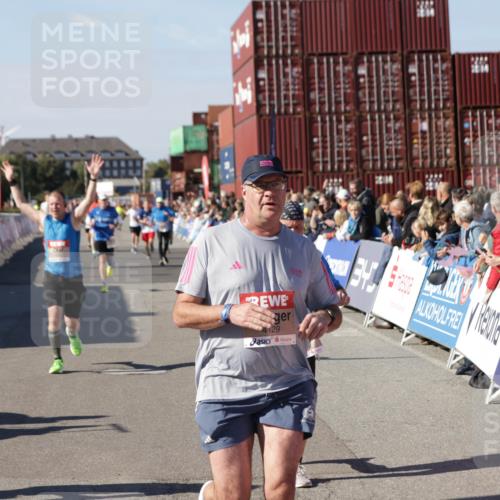 03.10.2025 - Köhlbrandbrückenlauf Jannik Wohlers http://msf.ph/oto/9053260 03.10.2025 13:09:25 Ziel 4129, 4134, 4212, 4334, 4681, 5061, 5352, 6037, 6062, 6349, 6481, 6661, 6667, 6743 meine-sportfotos.de