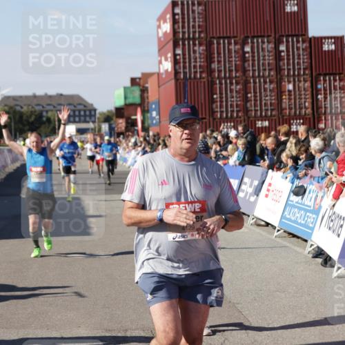 03.10.2025 - Köhlbrandbrückenlauf Jannik Wohlers http://msf.ph/oto/9053265 03.10.2025 13:09:25 Ziel 4129, 4134, 4212, 4334, 4681, 5061, 5352, 6037, 6062, 6349, 6481, 6661, 6667, 6743 meine-sportfotos.de
