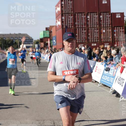 03.10.2025 - Köhlbrandbrückenlauf Jannik Wohlers http://msf.ph/oto/9053274 03.10.2025 13:09:25 Ziel 4129, 4134, 4212, 4334, 4681, 5061, 5352, 6037, 6062, 6349, 6481, 6661, 6667, 6743 meine-sportfotos.de