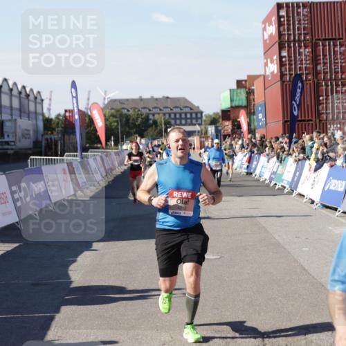 03.10.2025 - Köhlbrandbrückenlauf Jannik Wohlers http://msf.ph/oto/9053335 03.10.2025 13:09:27 Ziel 4129, 4134, 4212, 4298, 4681, 5061, 5352, 6062, 6349, 6481, 6661, 6667, 6743 meine-sportfotos.de