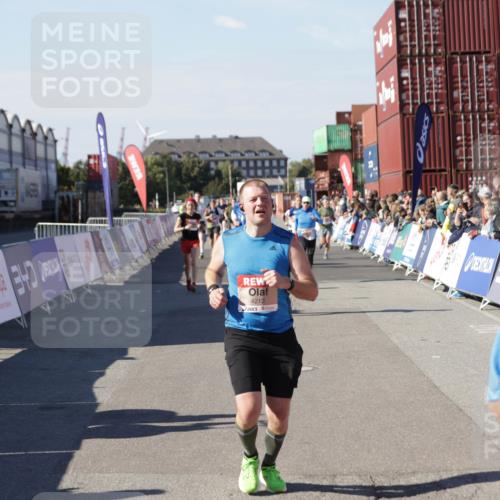 03.10.2025 - Köhlbrandbrückenlauf Jannik Wohlers http://msf.ph/oto/9053341 03.10.2025 13:09:27 Ziel 4129, 4134, 4212, 4298, 4681, 5061, 5352, 6062, 6349, 6481, 6661, 6667, 6743 meine-sportfotos.de