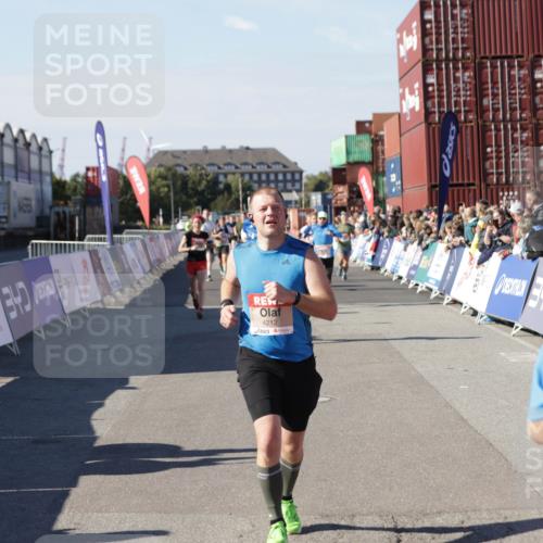 03.10.2025 - Köhlbrandbrückenlauf Jannik Wohlers http://msf.ph/oto/9053346 03.10.2025 13:09:27 Ziel 4129, 4134, 4212, 4298, 4681, 5061, 5352, 6062, 6349, 6481, 6661, 6667, 6743 meine-sportfotos.de