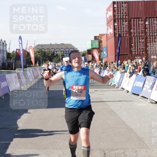 03.10.2025 - Köhlbrandbrückenlauf Jannik Wohlers http://msf.ph/oto/9053355 03.10.2025 13:09:27 Ziel 4129, 4134, 4212, 4298, 4681, 5061, 5352, 6062, 6349, 6481, 6661, 6667, 6743 meine-sportfotos.de