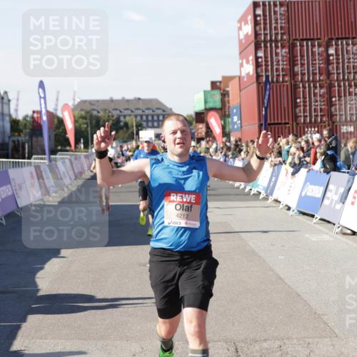 03.10.2025 - Köhlbrandbrückenlauf Jannik Wohlers http://msf.ph/oto/9053362 03.10.2025 13:09:27 Ziel 4129, 4134, 4212, 4298, 4681, 5061, 5352, 6062, 6349, 6481, 6661, 6667, 6743 meine-sportfotos.de