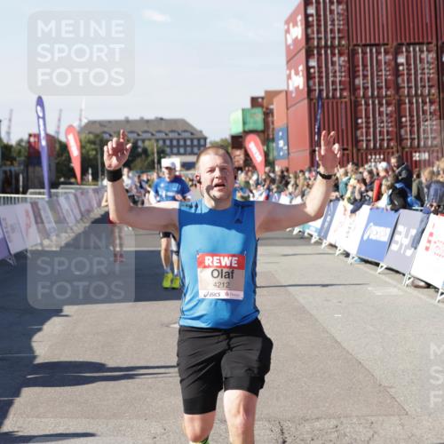 03.10.2025 - Köhlbrandbrückenlauf Jannik Wohlers http://msf.ph/oto/9053366 03.10.2025 13:09:27 Ziel 4129, 4134, 4212, 4298, 4681, 5061, 5352, 6062, 6349, 6481, 6661, 6667, 6743 meine-sportfotos.de