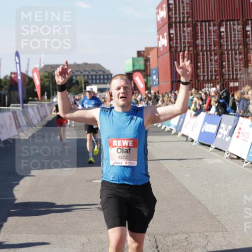 03.10.2025 - Köhlbrandbrückenlauf Jannik Wohlers http://msf.ph/oto/9053375 03.10.2025 13:09:28 Ziel 4129, 4134, 4212, 4298, 4681, 5061, 5352, 5813, 6062, 6349, 6481, 6661, 6667, 6743 meine-sportfotos.de