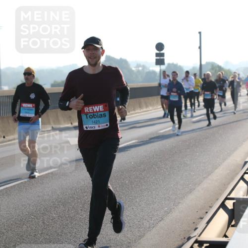 03.10.2025 - Köhlbrandbrückenlauf Lena Gebhardt http://msf.ph/oto/9053378 03.10.2025 09:15:48 Position 1 1421 meine-sportfotos.de