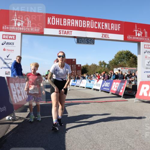 03.10.2025 - Köhlbrandbrückenlauf Lena Gebhardt http://msf.ph/oto/9053379 03.10.2025 13:06:50 Ziel 5798, 5963, 5971, 6056, 6061, 6089, 6721, 6745 meine-sportfotos.de