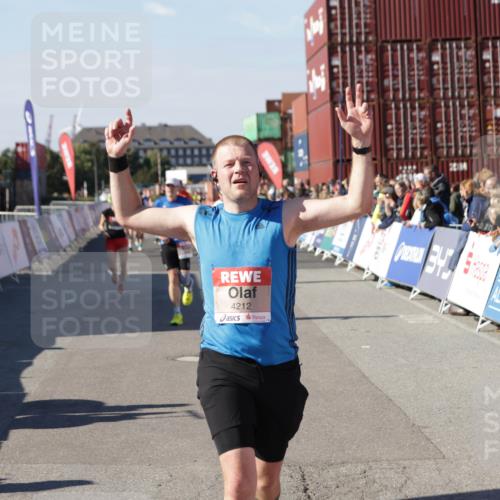 03.10.2025 - Köhlbrandbrückenlauf Jannik Wohlers http://msf.ph/oto/9053384 03.10.2025 13:09:28 Ziel 4129, 4134, 4212, 4298, 4681, 5061, 5352, 5813, 6062, 6349, 6481, 6661, 6667, 6743 meine-sportfotos.de
