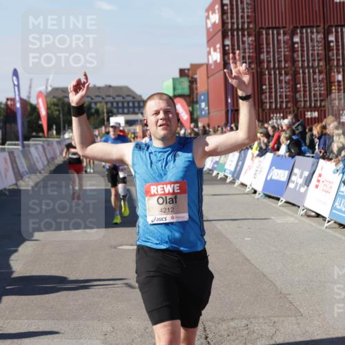 03.10.2025 - Köhlbrandbrückenlauf Jannik Wohlers http://msf.ph/oto/9053387 03.10.2025 13:09:28 Ziel 4129, 4134, 4212, 4298, 4681, 5061, 5352, 5813, 6062, 6349, 6481, 6661, 6667, 6743 meine-sportfotos.de