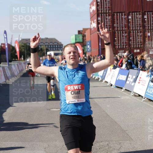 03.10.2025 - Köhlbrandbrückenlauf Jannik Wohlers http://msf.ph/oto/9053394 03.10.2025 13:09:28 Ziel 4129, 4134, 4212, 4298, 4681, 5061, 5352, 5813, 6062, 6349, 6481, 6661, 6667, 6743 meine-sportfotos.de
