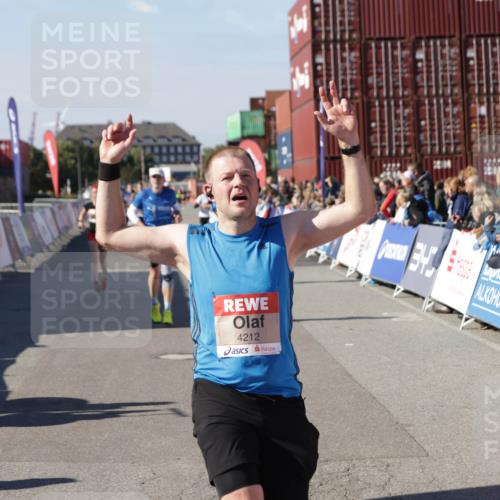 03.10.2025 - Köhlbrandbrückenlauf Jannik Wohlers http://msf.ph/oto/9053398 03.10.2025 13:09:28 Ziel 4129, 4134, 4212, 4298, 4681, 5061, 5352, 5813, 6062, 6349, 6481, 6661, 6667, 6743 meine-sportfotos.de