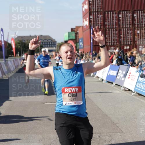 03.10.2025 - Köhlbrandbrückenlauf Jannik Wohlers http://msf.ph/oto/9053400 03.10.2025 13:09:28 Ziel 4129, 4134, 4212, 4298, 4681, 5061, 5352, 5813, 6062, 6349, 6481, 6661, 6667, 6743 meine-sportfotos.de