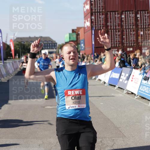 03.10.2025 - Köhlbrandbrückenlauf Jannik Wohlers http://msf.ph/oto/9053406 03.10.2025 13:09:28 Ziel 4129, 4134, 4212, 4298, 4681, 5061, 5352, 5813, 6062, 6349, 6481, 6661, 6667, 6743 meine-sportfotos.de