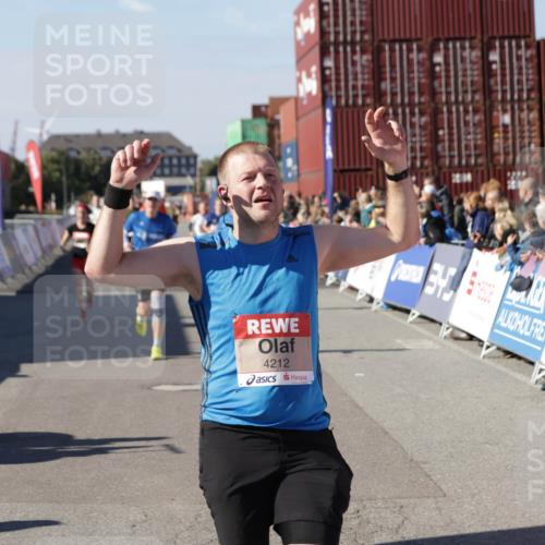 03.10.2025 - Köhlbrandbrückenlauf Jannik Wohlers http://msf.ph/oto/9053411 03.10.2025 13:09:28 Ziel 4129, 4134, 4212, 4298, 4681, 5061, 5352, 5813, 6062, 6349, 6481, 6661, 6667, 6743 meine-sportfotos.de