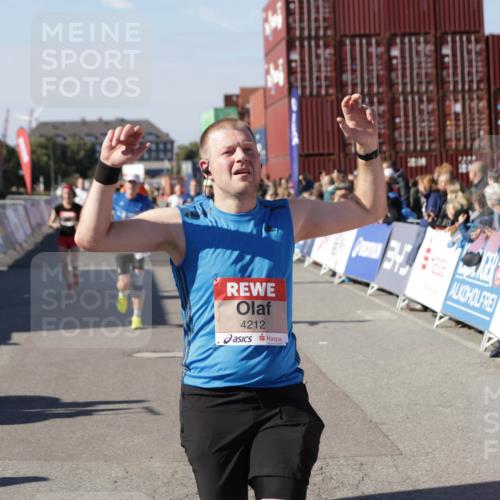 03.10.2025 - Köhlbrandbrückenlauf Jannik Wohlers http://msf.ph/oto/9053417 03.10.2025 13:09:28 Ziel 4129, 4134, 4212, 4298, 4681, 5061, 5352, 5813, 6062, 6349, 6481, 6661, 6667, 6743 meine-sportfotos.de