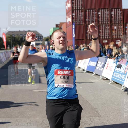 03.10.2025 - Köhlbrandbrückenlauf Jannik Wohlers http://msf.ph/oto/9053420 03.10.2025 13:09:28 Ziel 4129, 4134, 4212, 4298, 4681, 5061, 5352, 5813, 6062, 6349, 6481, 6661, 6667, 6743 meine-sportfotos.de