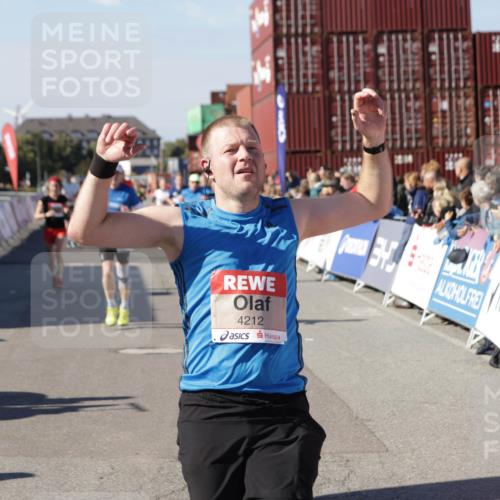 03.10.2025 - Köhlbrandbrückenlauf Jannik Wohlers http://msf.ph/oto/9053425 03.10.2025 13:09:28 Ziel 4129, 4134, 4212, 4298, 4681, 5061, 5352, 5813, 6062, 6349, 6481, 6661, 6667, 6743 meine-sportfotos.de