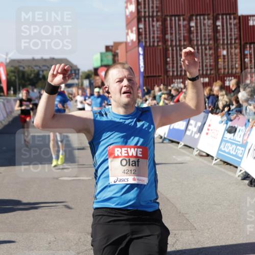 03.10.2025 - Köhlbrandbrückenlauf Jannik Wohlers http://msf.ph/oto/9053427 03.10.2025 13:09:28 Ziel 4129, 4134, 4212, 4298, 4681, 5061, 5352, 5813, 6062, 6349, 6481, 6661, 6667, 6743 meine-sportfotos.de