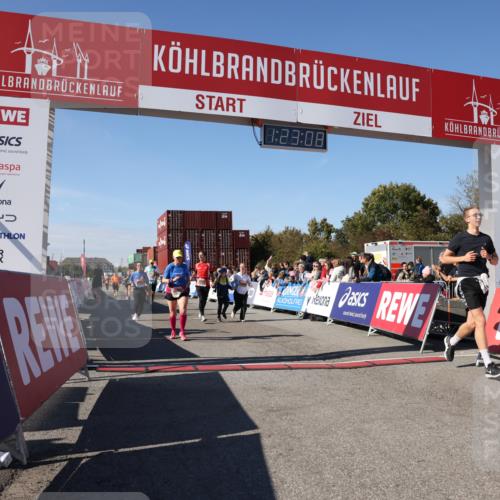 03.10.2025 - Köhlbrandbrückenlauf Lena Gebhardt http://msf.ph/oto/9053450 03.10.2025 13:23:08 Ziel 4339, 4350, 4553, 4904, 4905, 4964, 4987, 5076, 5189, 5573, 5712, 5716, 5812, 6070, 6071 meine-sportfotos.de