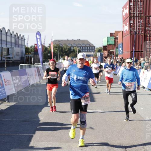 03.10.2025 - Köhlbrandbrückenlauf Jannik Wohlers http://msf.ph/oto/9053492 03.10.2025 13:09:31 Ziel 4129, 4134, 4212, 4298, 4358, 4365, 4614, 5061, 5352, 5803, 5813, 5907, 6379, 6438, 6481, 6661, 6667, 6743 meine-sportfotos.de