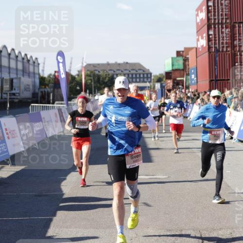 03.10.2025 - Köhlbrandbrückenlauf Jannik Wohlers http://msf.ph/oto/9053504 03.10.2025 13:09:31 Ziel 4129, 4134, 4212, 4298, 4358, 4365, 4614, 5061, 5352, 5803, 5813, 5907, 6379, 6438, 6481, 6661, 6667, 6743 meine-sportfotos.de