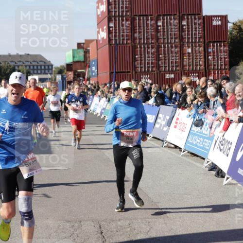 03.10.2025 - Köhlbrandbrückenlauf Jannik Wohlers http://msf.ph/oto/9053515 03.10.2025 13:09:32 Ziel 4129, 4134, 4212, 4262, 4298, 4358, 4365, 4614, 5061, 5352, 5803, 5813, 5907, 6379, 6438, 6481, 6661, 6667 meine-sportfotos.de