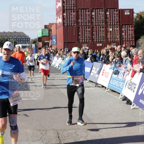 03.10.2025 - Köhlbrandbrückenlauf Jannik Wohlers http://msf.ph/oto/9053520 03.10.2025 13:09:32 Ziel 4129, 4134, 4212, 4262, 4298, 4358, 4365, 4614, 5061, 5352, 5803, 5813, 5907, 6379, 6438, 6481, 6661, 6667 meine-sportfotos.de