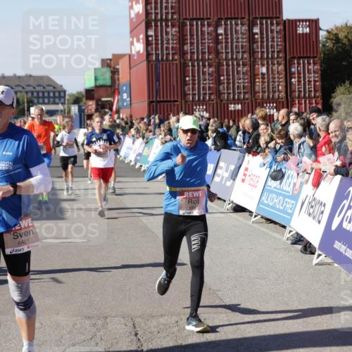 03.10.2025 - Köhlbrandbrückenlauf Jannik Wohlers http://msf.ph/oto/9053528 03.10.2025 13:09:32 Ziel 4129, 4134, 4212, 4262, 4298, 4358, 4365, 4614, 5061, 5352, 5803, 5813, 5907, 6379, 6438, 6481, 6661, 6667 meine-sportfotos.de