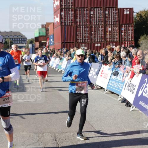 03.10.2025 - Köhlbrandbrückenlauf Jannik Wohlers http://msf.ph/oto/9053532 03.10.2025 13:09:32 Ziel 4129, 4134, 4212, 4262, 4298, 4358, 4365, 4614, 5061, 5352, 5803, 5813, 5907, 6379, 6438, 6481, 6661, 6667 meine-sportfotos.de