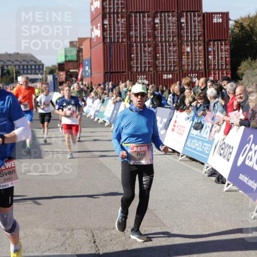 03.10.2025 - Köhlbrandbrückenlauf Jannik Wohlers http://msf.ph/oto/9053539 03.10.2025 13:09:32 Ziel 4129, 4134, 4212, 4262, 4298, 4358, 4365, 4614, 5061, 5352, 5803, 5813, 5907, 6379, 6438, 6481, 6661, 6667 meine-sportfotos.de