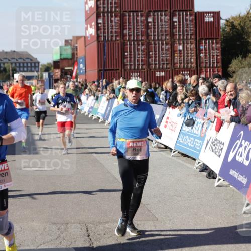 03.10.2025 - Köhlbrandbrückenlauf Jannik Wohlers http://msf.ph/oto/9053542 03.10.2025 13:09:32 Ziel 4129, 4134, 4212, 4262, 4298, 4358, 4365, 4614, 5061, 5352, 5803, 5813, 5907, 6379, 6438, 6481, 6661, 6667 meine-sportfotos.de