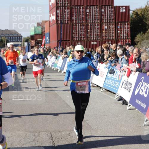 03.10.2025 - Köhlbrandbrückenlauf Jannik Wohlers http://msf.ph/oto/9053548 03.10.2025 13:09:32 Ziel 4129, 4134, 4212, 4262, 4298, 4358, 4365, 4614, 5061, 5352, 5803, 5813, 5907, 6379, 6438, 6481, 6661, 6667 meine-sportfotos.de