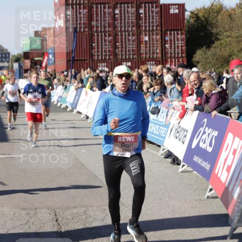 03.10.2025 - Köhlbrandbrückenlauf Jannik Wohlers http://msf.ph/oto/9053565 03.10.2025 13:09:32 Ziel 4129, 4134, 4212, 4262, 4298, 4358, 4365, 4614, 5061, 5352, 5803, 5813, 5907, 6379, 6438, 6481, 6661, 6667 meine-sportfotos.de