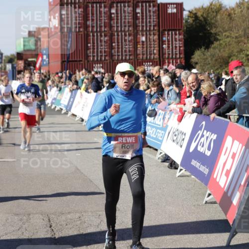 03.10.2025 - Köhlbrandbrückenlauf Jannik Wohlers http://msf.ph/oto/9053570 03.10.2025 13:09:32 Ziel 4129, 4134, 4212, 4262, 4298, 4358, 4365, 4614, 5061, 5352, 5803, 5813, 5907, 6379, 6438, 6481, 6661, 6667 meine-sportfotos.de