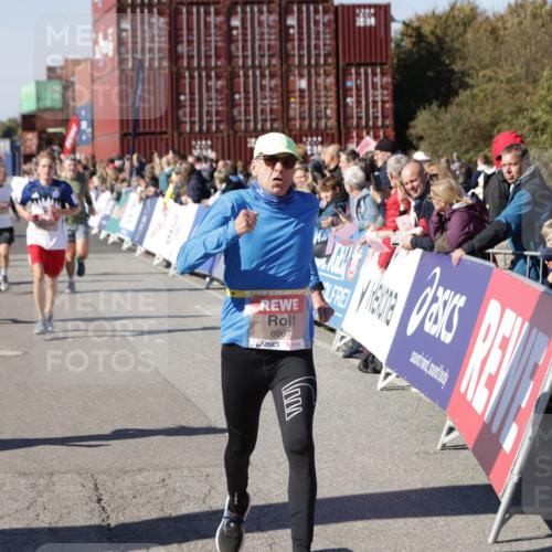 03.10.2025 - Köhlbrandbrückenlauf Jannik Wohlers http://msf.ph/oto/9053574 03.10.2025 13:09:32 Ziel 4129, 4134, 4212, 4262, 4298, 4358, 4365, 4614, 5061, 5352, 5803, 5813, 5907, 6379, 6438, 6481, 6661, 6667 meine-sportfotos.de