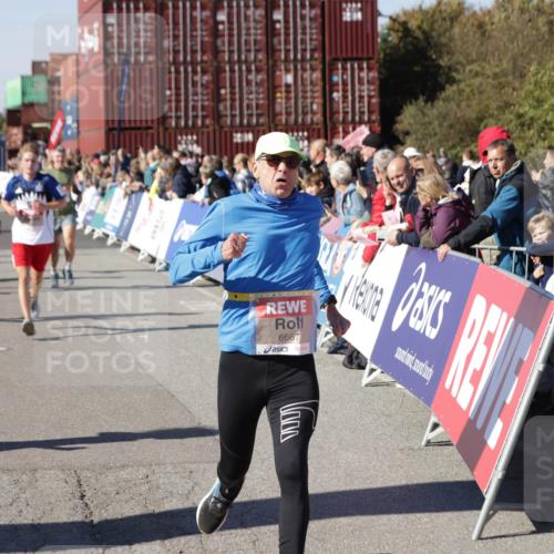 03.10.2025 - Köhlbrandbrückenlauf Jannik Wohlers http://msf.ph/oto/9053577 03.10.2025 13:09:32 Ziel 4129, 4134, 4212, 4262, 4298, 4358, 4365, 4614, 5061, 5352, 5803, 5813, 5907, 6379, 6438, 6481, 6661, 6667 meine-sportfotos.de