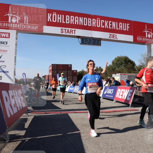 03.10.2025 - Köhlbrandbrückenlauf Lena Gebhardt http://msf.ph/oto/9053582 03.10.2025 13:23:12 Ziel 4339, 4350, 4553, 4904, 4905, 4964, 4987, 5076, 5573, 5712, 5716, 6070, 6071, 6652, 6653 meine-sportfotos.de