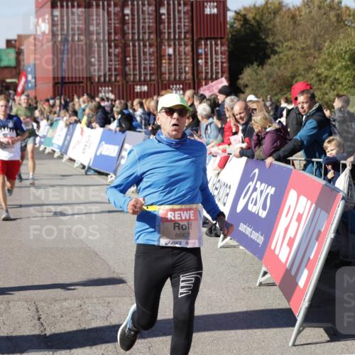 03.10.2025 - Köhlbrandbrückenlauf Jannik Wohlers http://msf.ph/oto/9053584 03.10.2025 13:09:32 Ziel 4129, 4134, 4212, 4262, 4298, 4358, 4365, 4614, 5061, 5352, 5803, 5813, 5907, 6379, 6438, 6481, 6661, 6667 meine-sportfotos.de