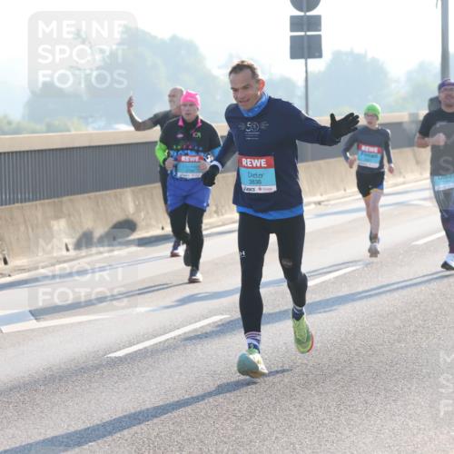 03.10.2025 - Köhlbrandbrückenlauf Lena Gebhardt http://msf.ph/oto/9053586 03.10.2025 09:16:09 Position 1 50, 3836 meine-sportfotos.de