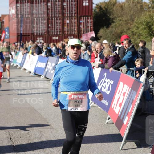 03.10.2025 - Köhlbrandbrückenlauf Jannik Wohlers http://msf.ph/oto/9053594 03.10.2025 13:09:33 Ziel 4129, 4134, 4212, 4262, 4298, 4358, 4365, 4614, 5352, 5803, 5813, 5907, 6379, 6438, 6481, 6667 meine-sportfotos.de