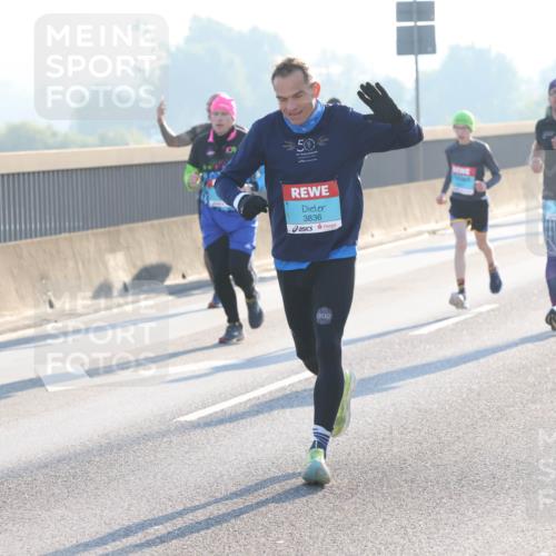 03.10.2025 - Köhlbrandbrückenlauf Lena Gebhardt http://msf.ph/oto/9053600 03.10.2025 09:16:09 Position 1 3836 meine-sportfotos.de
