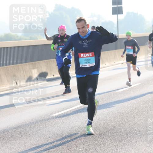 03.10.2025 - Köhlbrandbrückenlauf Lena Gebhardt http://msf.ph/oto/9053611 03.10.2025 09:16:09 Position 1 50, 3836 meine-sportfotos.de