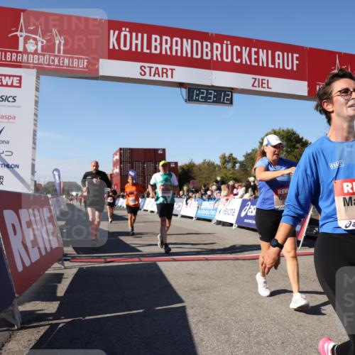03.10.2025 - Köhlbrandbrückenlauf Lena Gebhardt http://msf.ph/oto/9053612 03.10.2025 13:23:13 Ziel 4339, 4350, 4553, 4904, 4905, 4964, 4987, 5076, 5573, 5712, 5716, 6070, 6071, 6277, 6652, 6653 meine-sportfotos.de