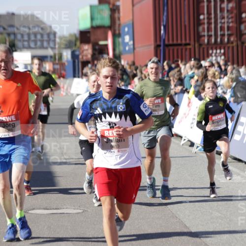 03.10.2025 - Köhlbrandbrückenlauf Jannik Wohlers http://msf.ph/oto/9053614 03.10.2025 13:09:34 Ziel 4129, 4134, 4212, 4262, 4298, 4358, 4365, 4614, 5352, 5803, 5813, 5907, 6379, 6438, 6481, 6667 meine-sportfotos.de