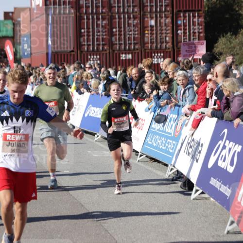 03.10.2025 - Köhlbrandbrückenlauf Jannik Wohlers http://msf.ph/oto/9053623 03.10.2025 13:09:34 Ziel 4129, 4134, 4212, 4262, 4298, 4358, 4365, 4614, 5352, 5803, 5813, 5907, 6379, 6438, 6481, 6667 meine-sportfotos.de